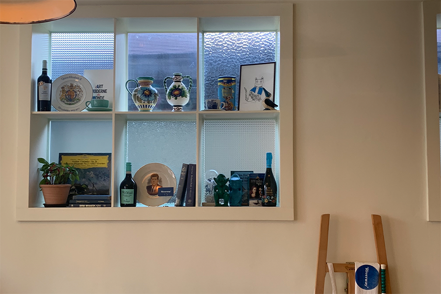 Riverway咖啡厅展示柜中的各种装饰品，体现独特韵味。