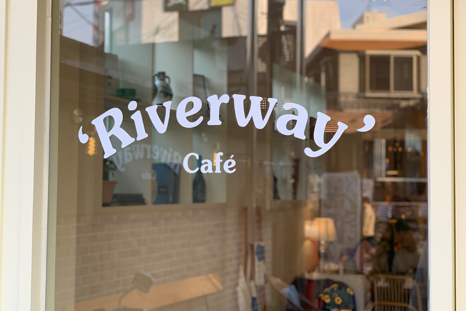 [YELLOW} Những quán cafe màu vàng ở Seoul sẽ làm bừng sáng một ngày của bạn riverway cửa kính