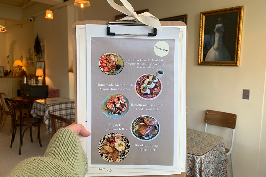 Riverway咖啡厅的菜单，展示咖啡和食物选项，提供英韩翻译。