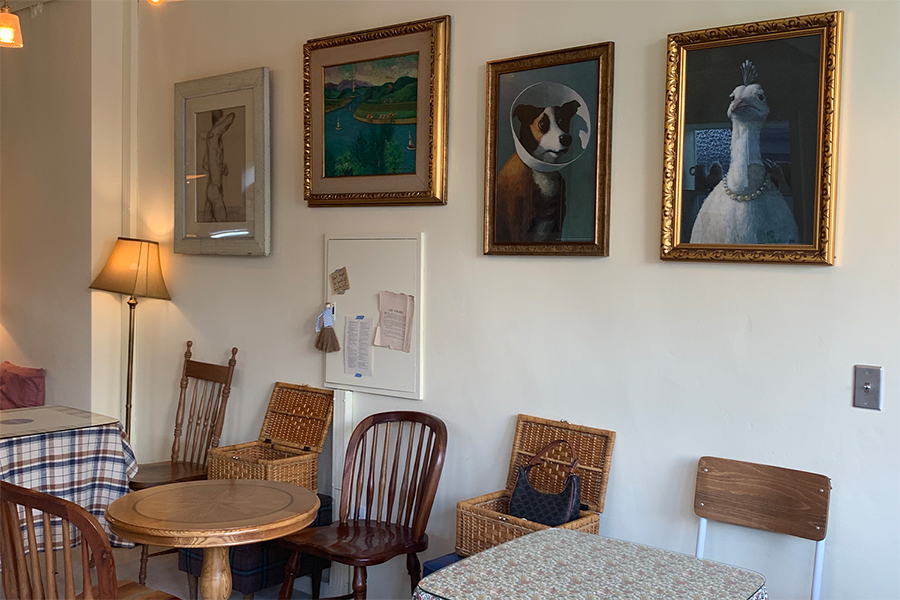 装饰Riverway咖啡厅墙壁的多幅艺术画，为咖啡厅增添文化气息。