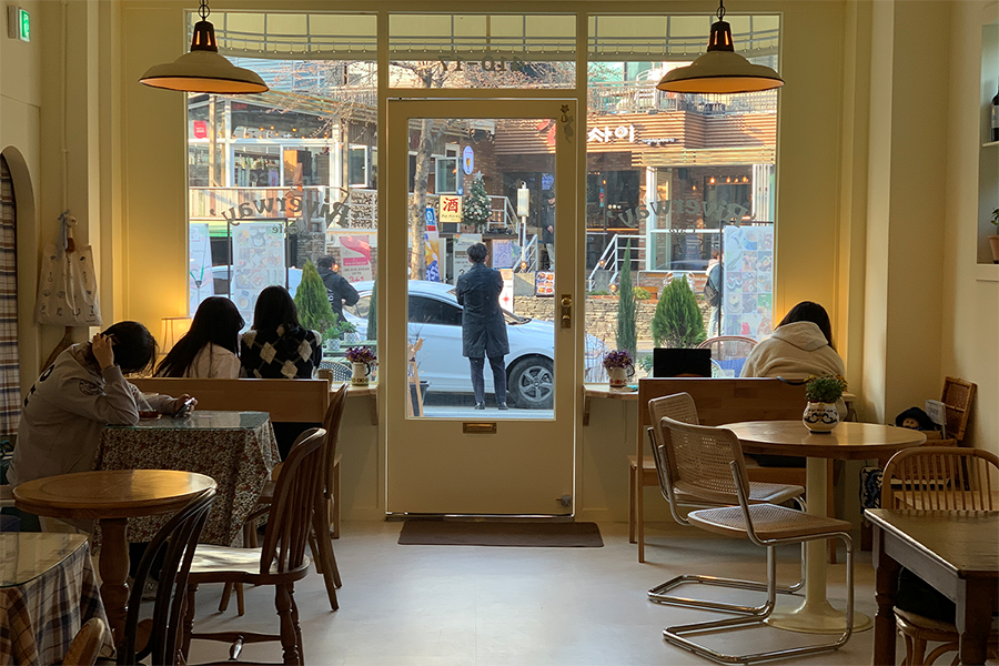 Riverway咖啡厅舒适的长椅，窗外街景分外引人入胜。