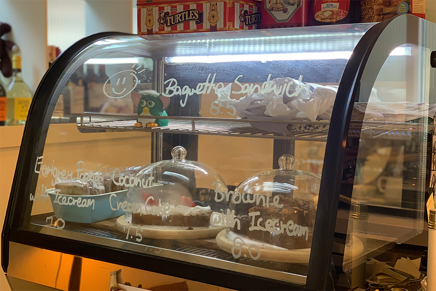 展示Riverway咖啡厅的甜点展示柜，体现其多样化的快餐选择。