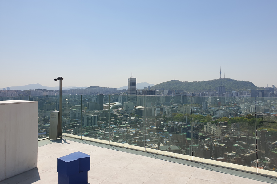 T(ER)T(RE)咖啡厅，城市风光与南山塔背景，俯视全景展现了首尔的绝美景色。