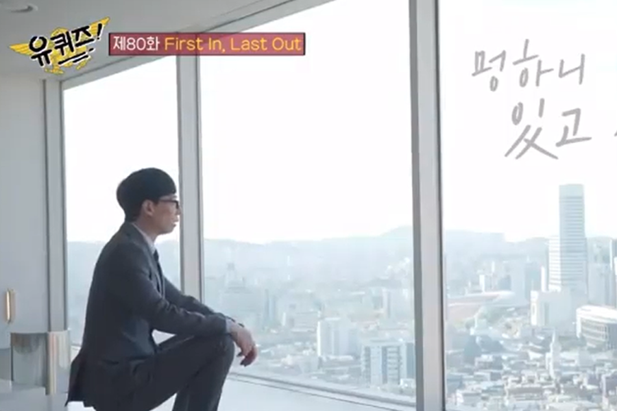 T(ER)T(RE)咖啡厅餐桌上，充满设计感的蓝色杯套和饼干，展现咖啡厅独有的精致展示和服务品质。