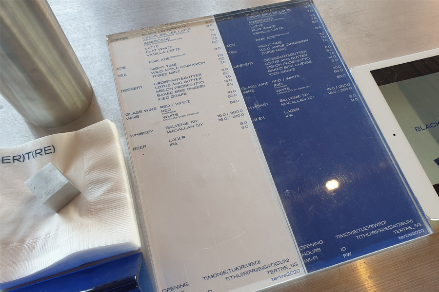 T(ER)T(RE)咖啡厅菜单展示台，蓝色和白色的菜单设计，提供多样的咖啡和饮料选择，体现高端设计感。