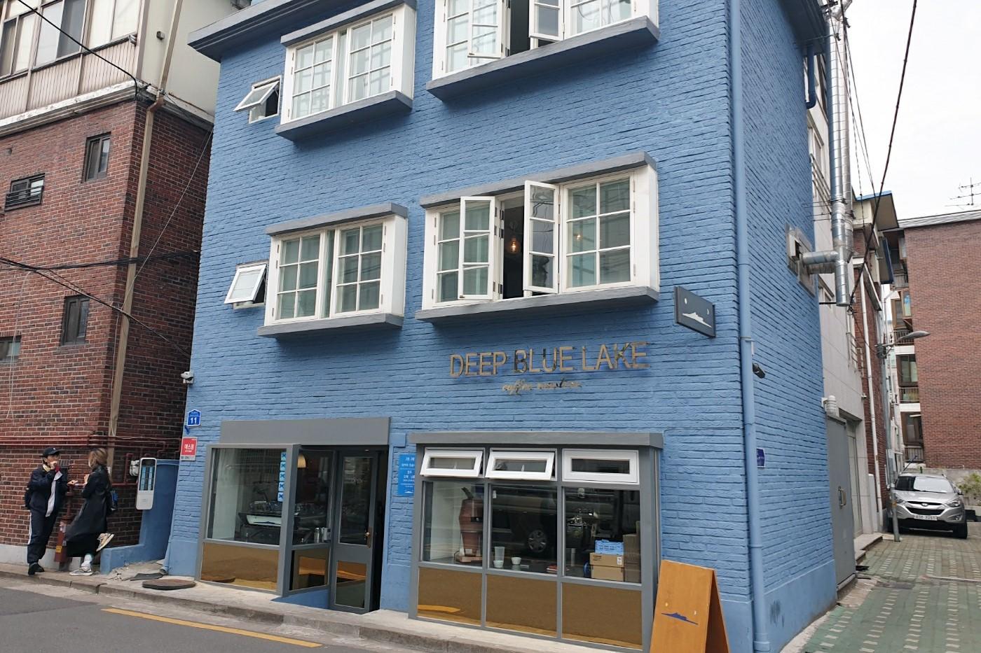 韓国、韓国カフェ、ブルーカフェ、韓国ブルーカフェ、青いカフェ、韓国青いカフェ、韓国ブルー、韓国青、マンウォン市場、望遠市場、マンウォン、チャンシン駅、夜景のキレイなカフェ、クロワッサン、ブラウニー、ソウルカフェ、ソウル、南山タワー、雰囲気の良いカフェ、韓国夜景カフェ