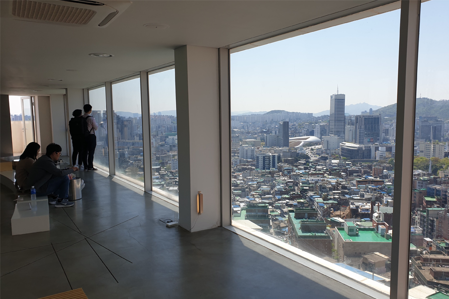T(ER)T(RE)咖啡厅窗边区域，顾客可以一边喝着咖啡一边观赏外面的城市全景，完美体验悠闲的午后时光。