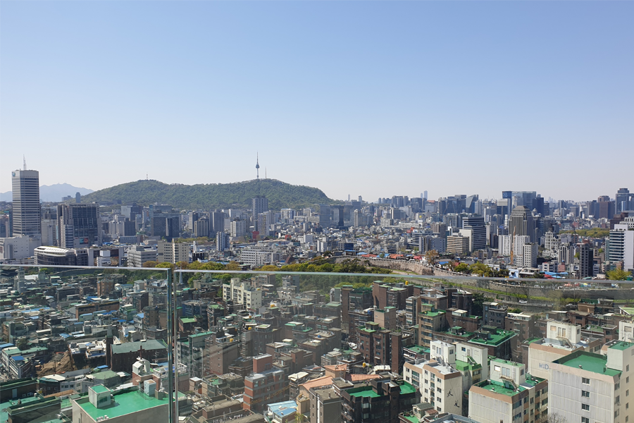 T(ER)T(RE)咖啡厅内景，顾客背靠全景窗户眺望城市，全景窗户加载了昼夜不同的城市景观。