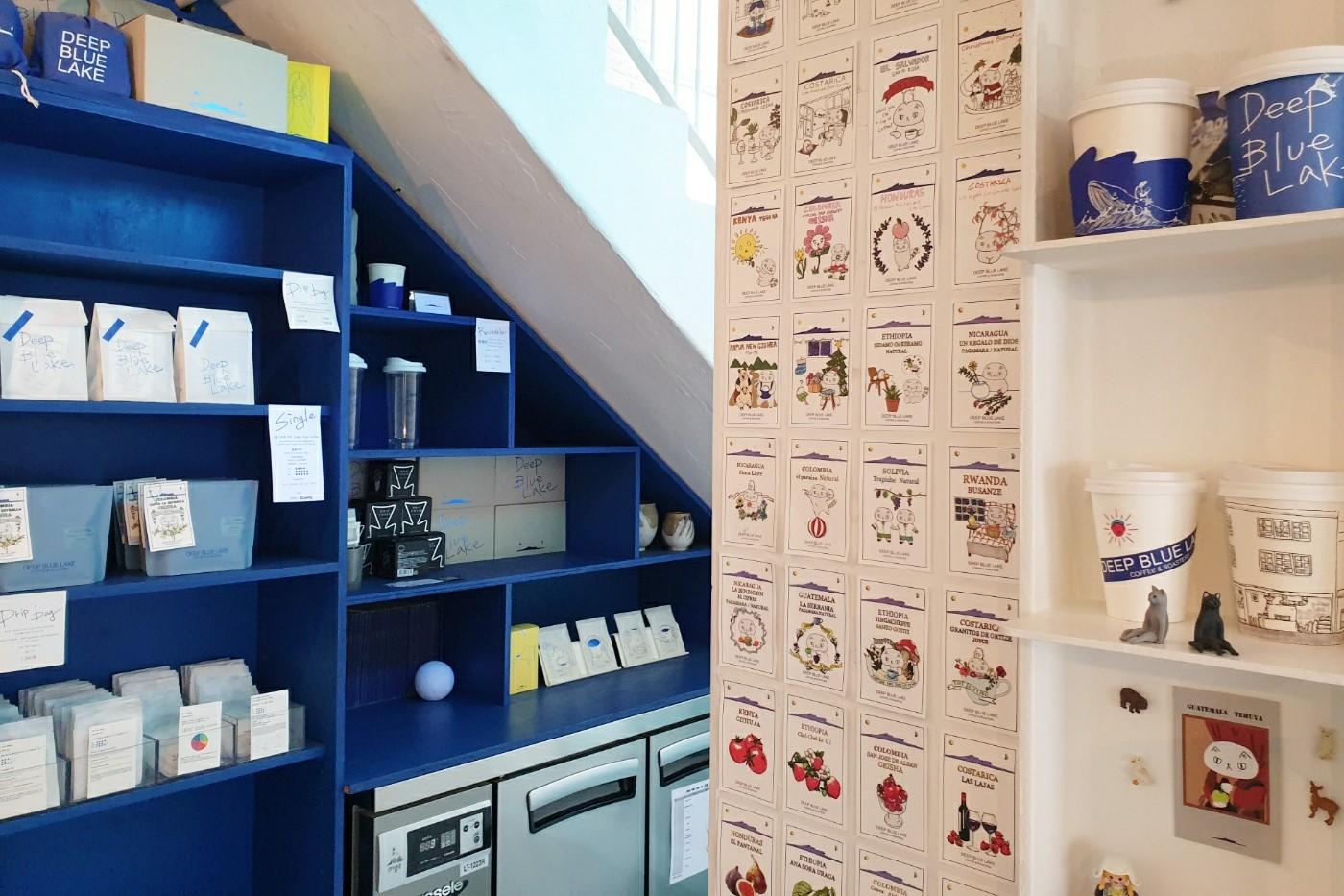 韓国、韓国カフェ、ブルーカフェ、韓国ブルーカフェ、青いカフェ、韓国青いカフェ、韓国ブルー、韓国青、マンウォン市場、望遠市場、マンウォン、チャンシン駅、夜景のキレイなカフェ、クロワッサン、ブラウニー、ソウルカフェ、ソウル、南山タワー、雰囲気の良いカフェ、韓国夜景カフェ