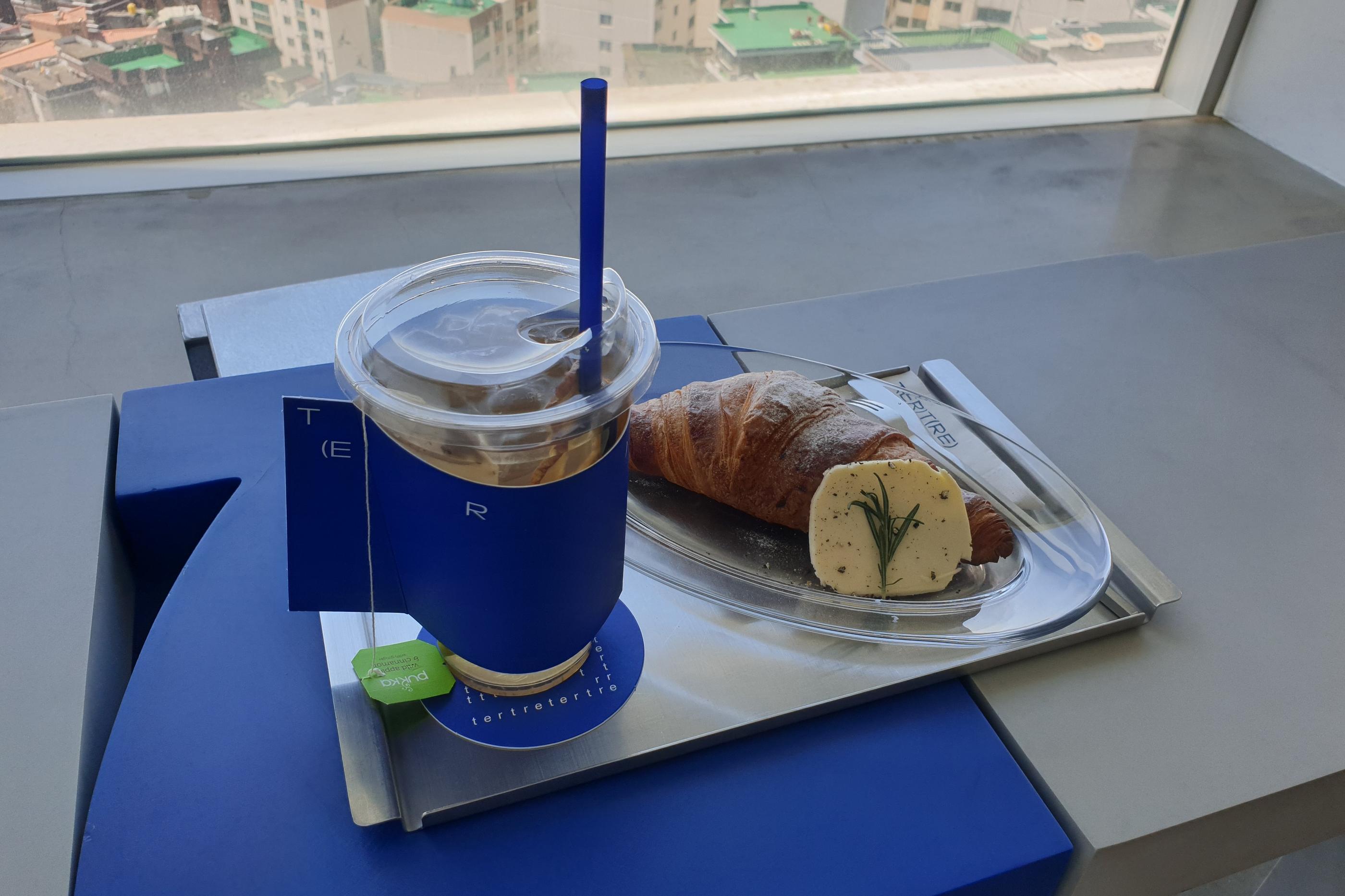 韓国、韓国カフェ、ブルーカフェ、韓国ブルーカフェ、青いカフェ、韓国青いカフェ、韓国ブルー、韓国青、マンウォン市場、望遠市場、マンウォン、チャンシン駅、夜景のキレイなカフェ、クロワッサン、ブラウニー、ソウルカフェ、ソウル、南山タワー、雰囲気の良いカフェ、韓国夜景カフェ