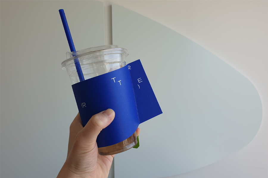 T(ER)T(RE)咖啡厅的屋顶指示牌，说明安全指引，提供客人在屋顶时的注意事项和安全提醒。