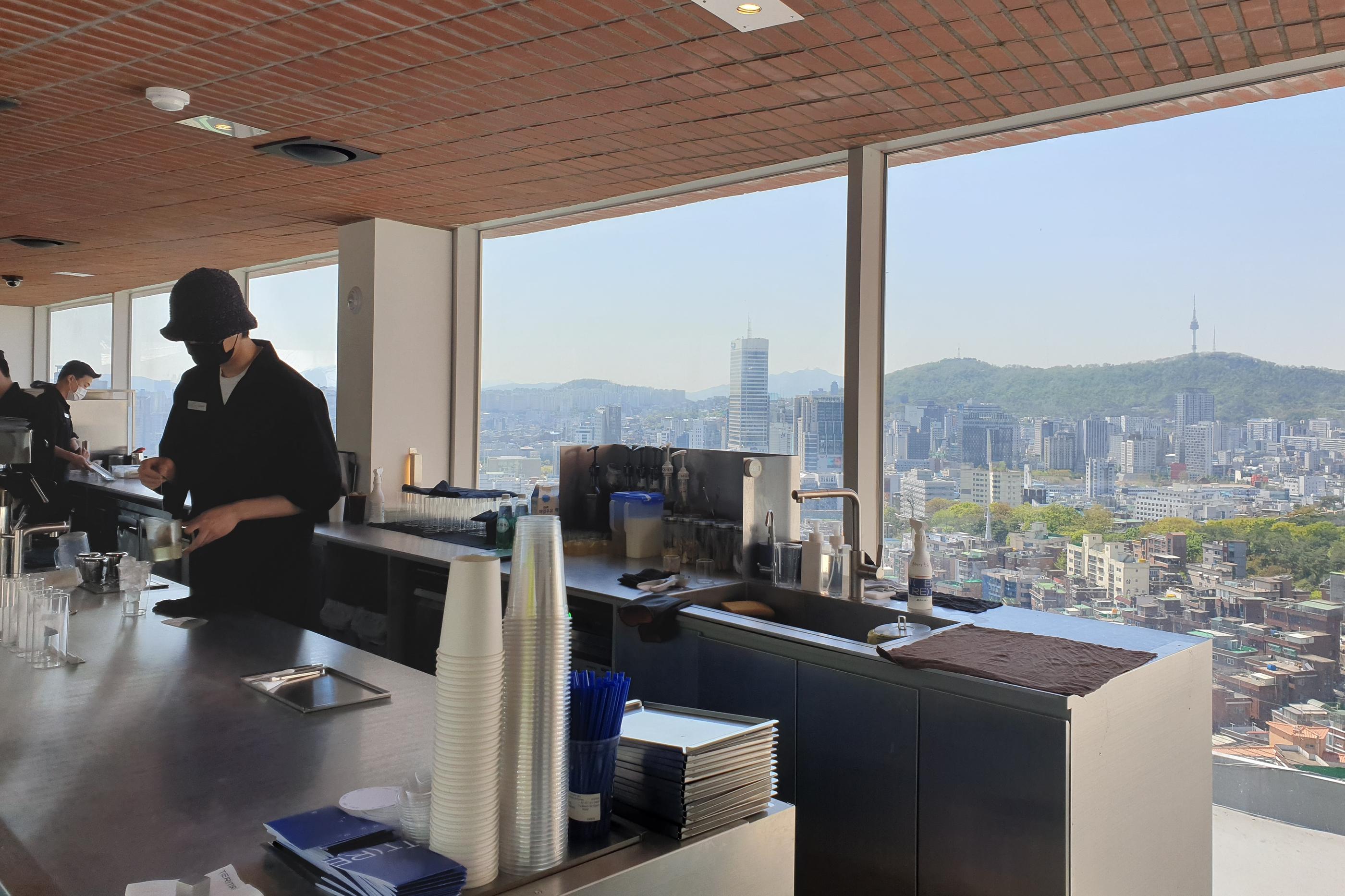 韓国、韓国カフェ、ブルーカフェ、韓国ブルーカフェ、青いカフェ、韓国青いカフェ、韓国ブルー、韓国青、マンウォン市場、望遠市場、マンウォン、チャンシン駅、夜景のキレイなカフェ、クロワッサン、ブラウニー、ソウルカフェ、ソウル、南山タワー、雰囲気の良いカフェ、韓国夜景カフェ