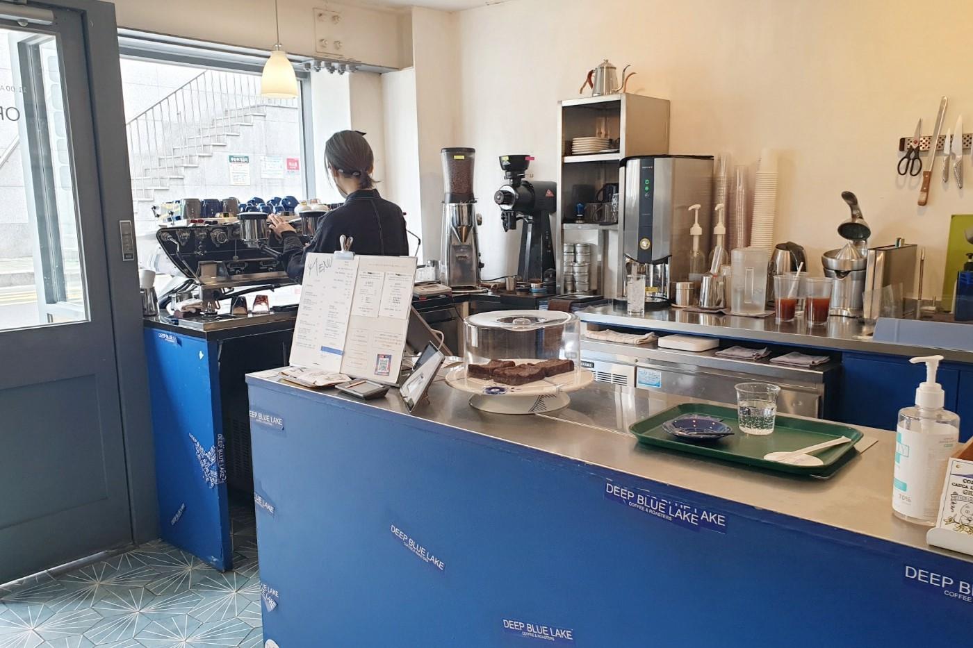 韓国、韓国カフェ、ブルーカフェ、韓国ブルーカフェ、青いカフェ、韓国青いカフェ、韓国ブルー、韓国青、マンウォン市場、望遠市場、マンウォン、チャンシン駅、夜景のキレイなカフェ、クロワッサン、ブラウニー、ソウルカフェ、ソウル、南山タワー、雰囲気の良いカフェ、韓国夜景カフェ