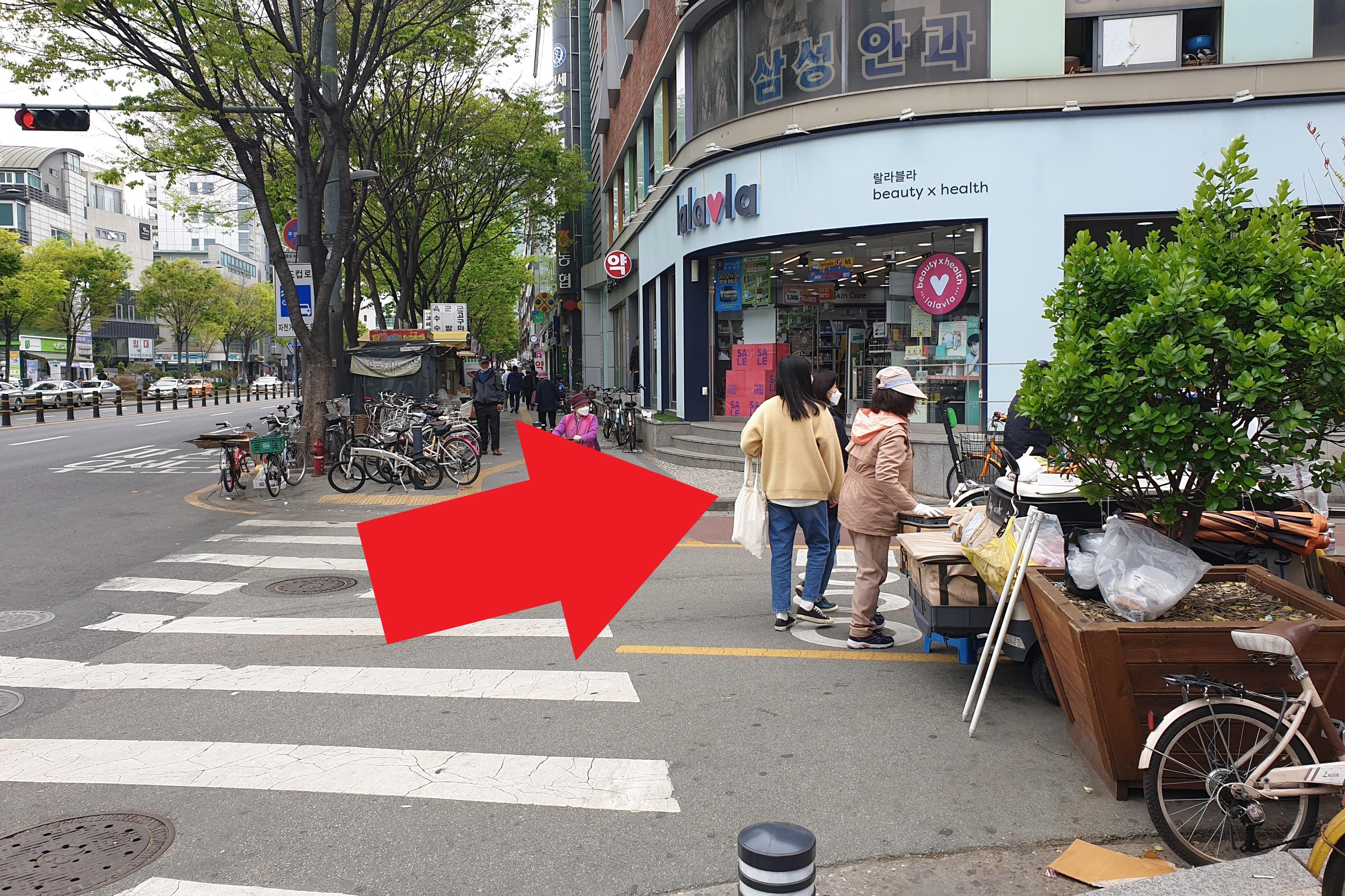 韓国、韓国カフェ、ブルーカフェ、韓国ブルーカフェ、青いカフェ、韓国青いカフェ、韓国ブルー、韓国青、マンウォン市場、望遠市場、マンウォン、チャンシン駅、夜景のキレイなカフェ、クロワッサン、ブラウニー、ソウルカフェ、ソウル、南山タワー、雰囲気の良いカフェ、韓国夜景カフェ