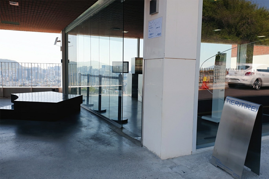 T(ER)T(RE)咖啡厅的入口，透过玻璃可以看到内部和城市景观，外部设计显示咖啡厅的现代感。