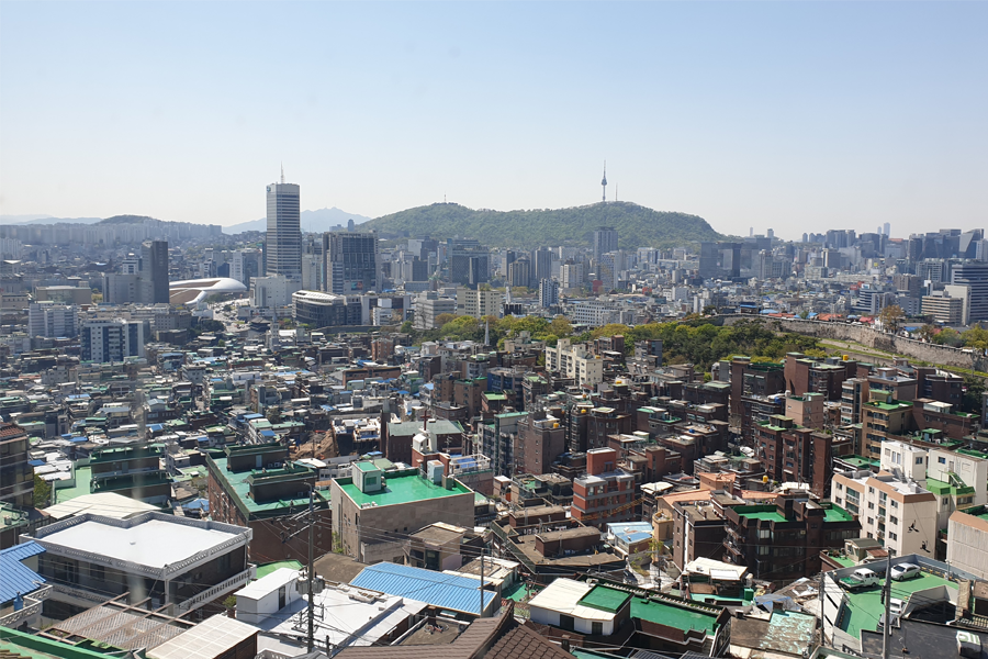 T(ER)T(RE)咖啡厅日间城市全景，满满的建筑与景观结合，让人感受这座城市的脉搏和活力。