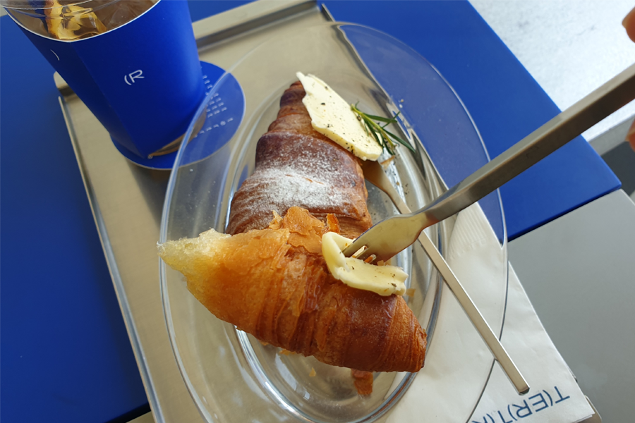 T(ER)T(RE)咖啡厅的特制饮品，蓝色杯套细致设计，展示独特品牌形象。