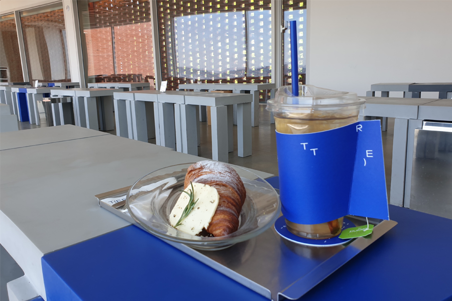 T(ER)T(RE)咖啡厅的餐点，展示可颂面包和特制饮品的细节，体现美食的诱人之处。