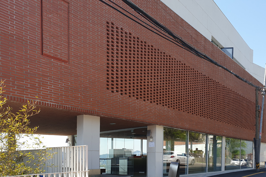 T(ER)T(RE)咖啡厅外观，以砖墙为主的现代简约设计，展示建筑的质感和独特的风格。