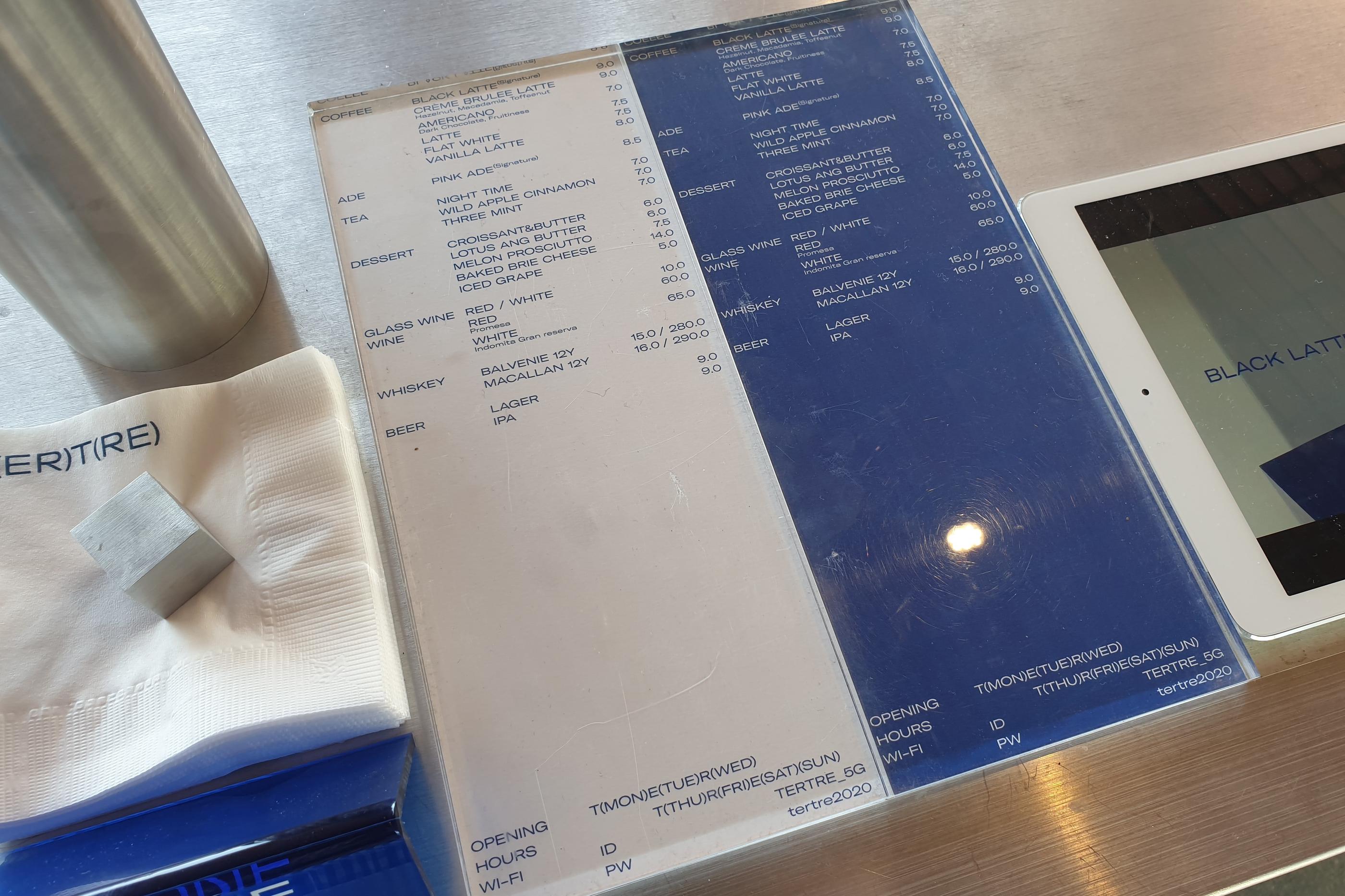 韓国、韓国カフェ、ブルーカフェ、韓国ブルーカフェ、青いカフェ、韓国青いカフェ、韓国ブルー、韓国青、マンウォン市場、望遠市場、マンウォン、チャンシン駅、夜景のキレイなカフェ、クロワッサン、ブラウニー、ソウルカフェ、ソウル、南山タワー、雰囲気の良いカフェ、韓国夜景カフェ