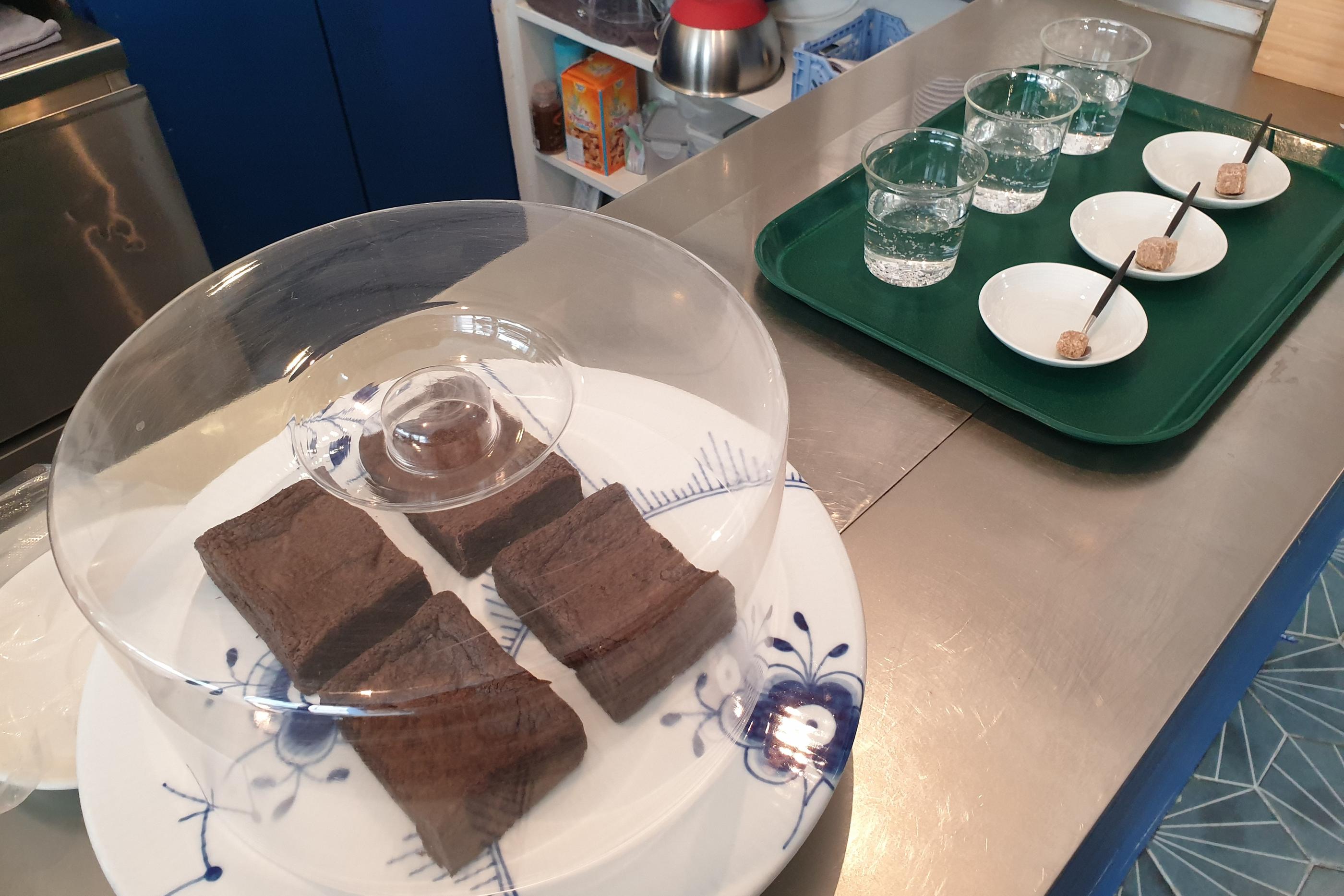 韓国、韓国カフェ、ブルーカフェ、韓国ブルーカフェ、青いカフェ、韓国青いカフェ、韓国ブルー、韓国青、マンウォン市場、望遠市場、マンウォン、チャンシン駅、夜景のキレイなカフェ、クロワッサン、ブラウニー、ソウルカフェ、ソウル、南山タワー、雰囲気の良いカフェ、韓国夜景カフェ