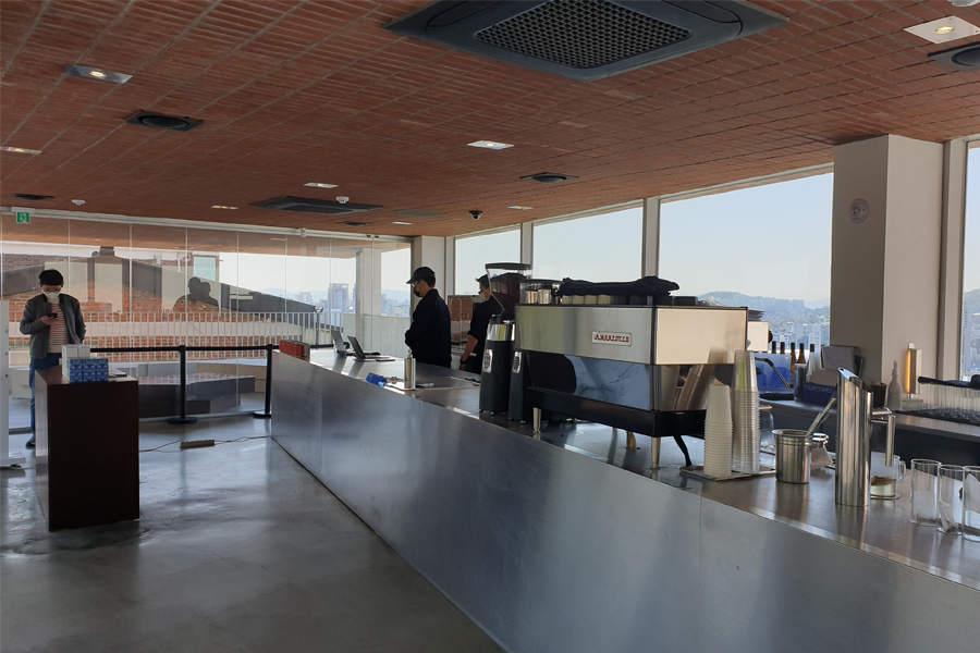 T(ER)T(RE)咖啡厅内部，咖啡吧台前景，宽敞的空间设计，时尚的内饰与设备结合，客人可以享受休闲的氛围。