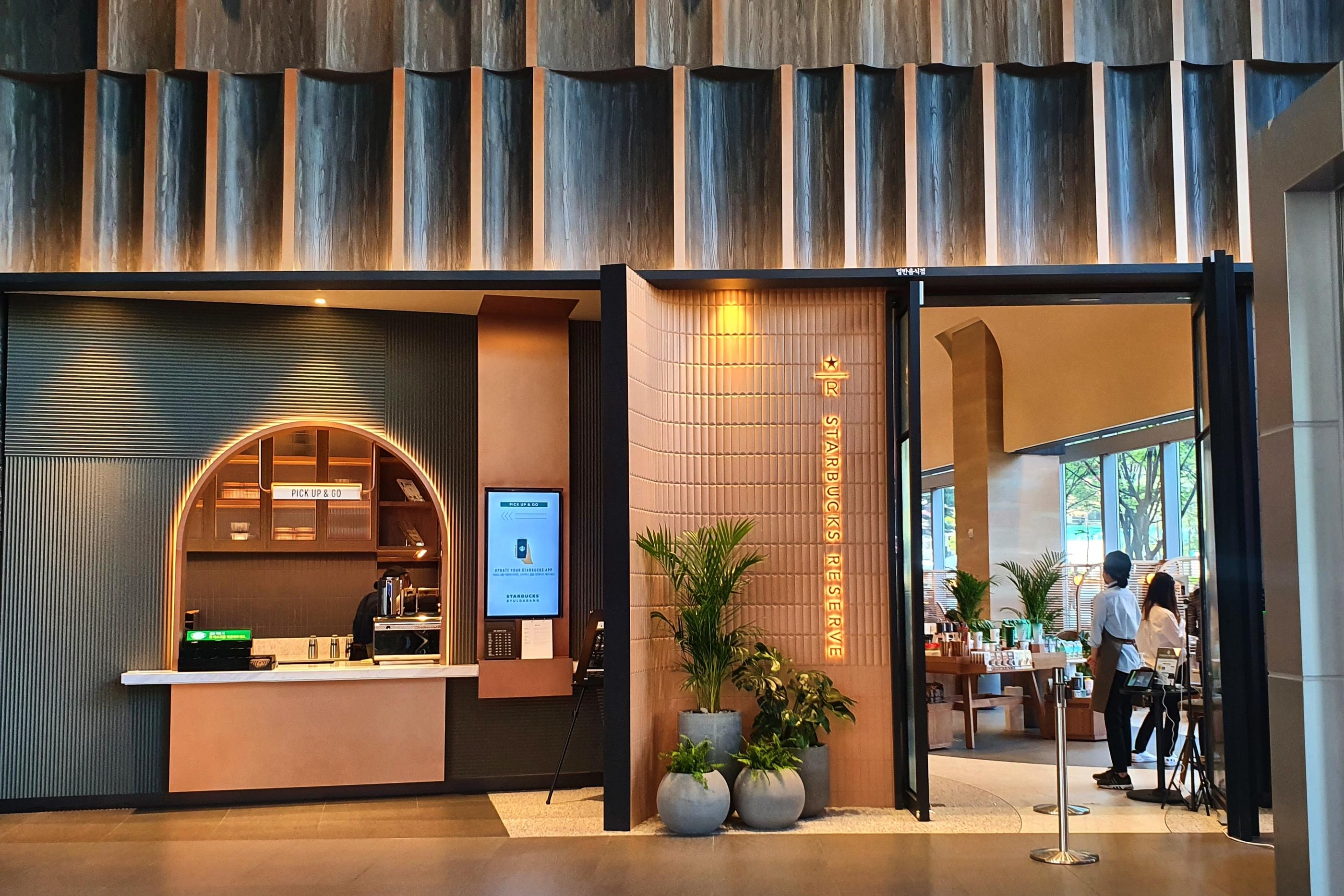 Starbucks Byeoldabang: Chi nhánh Starbucks đặc biệt nhất tại Myeongdong, Hàn Quốc