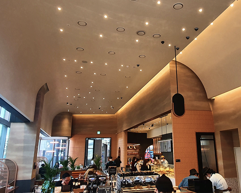 Интерьер кафе Starbucks Byeoldabang с высоким сводчатым потолком и современным декором