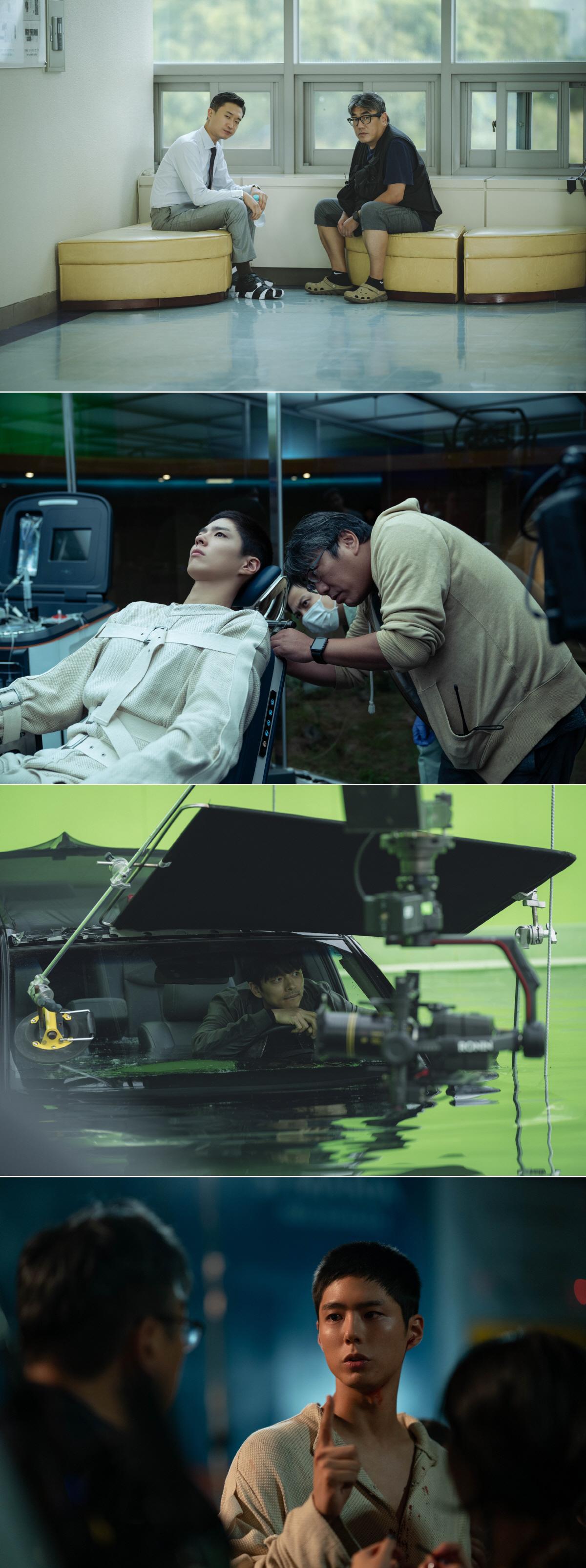 映画『徐福』の撮影現場で、海を背景にして登場人物2人が対話している様子。映画の重要なシーンが撮影されている様子が伺える。自然の中での感情的な場面。