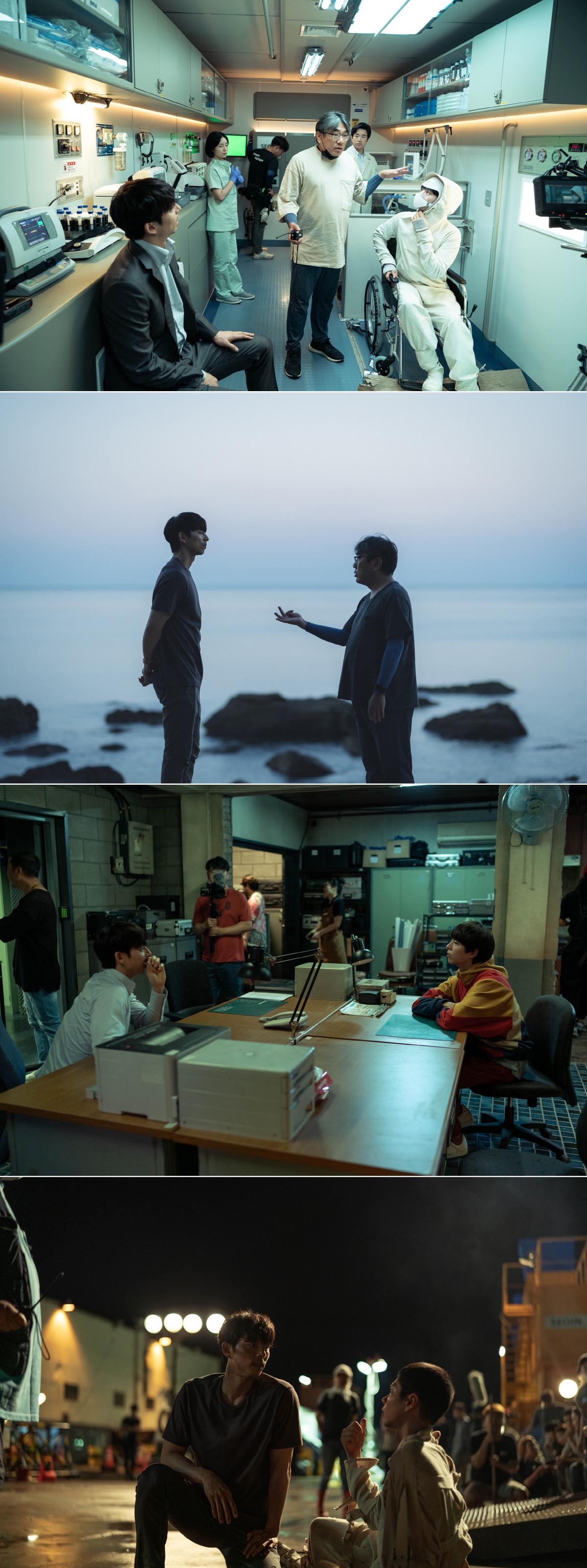 映画『徐福』の撮影セットで科学研究所のシーンを準備する俳優とスタッフ。緊張感のある雰囲気の中でディスカッションが行われている。人類初のクローン人間の誕生を描くシーンの一コマ。