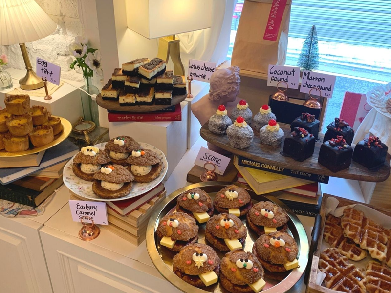 ホンデ入口駅カフェ、ホンデ入口駅、ホンデ、狎鴎亭、アックジョン、カフェ、韓国、韓国カフェ、ピンクカフェ、韓国ピンクカフェ、可愛いカフェ、韓国ピンク、デザートカフェ、ソウルカフェ、ソウル、雰囲気の良いカフェ、ケーキ、オシャレなカフェ、ロゼ、ヘリ