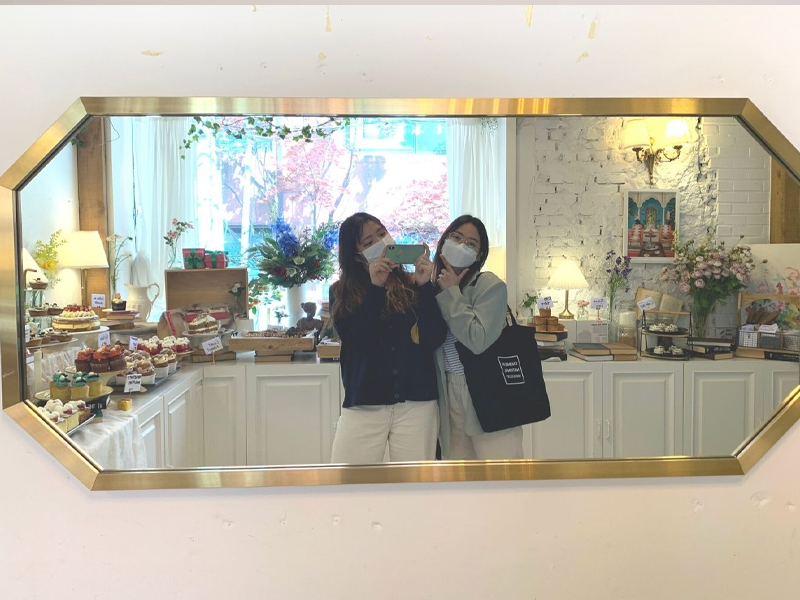 ホンデ入口駅カフェ、ホンデ入口駅、ホンデ、狎鴎亭、アックジョン、カフェ、韓国、韓国カフェ、ピンクカフェ、韓国ピンクカフェ、可愛いカフェ、韓国ピンク、デザートカフェ、ソウルカフェ、ソウル、雰囲気の良いカフェ、ケーキ、オシャレなカフェ、ロゼ、ヘリ