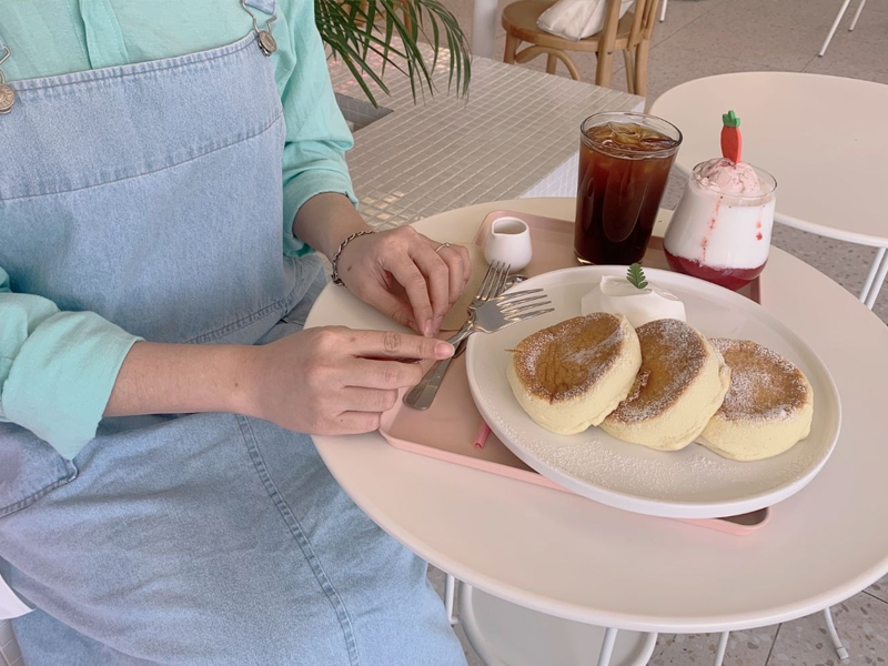 ホンデ入口駅カフェ、ホンデ入口駅、ホンデ、狎鴎亭、アックジョン、カフェ、韓国、韓国カフェ、ピンクカフェ、韓国ピンクカフェ、可愛いカフェ、韓国ピンク、デザートカフェ、ソウルカフェ、ソウル、雰囲気の良いカフェ、ケーキ、オシャレなカフェ、ロゼ、ヘリ