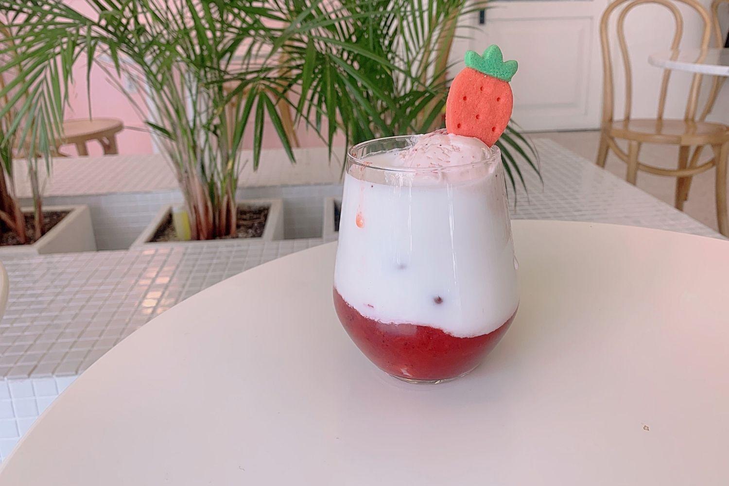 latte dâu ở Rachel's Kitchen Hongdae