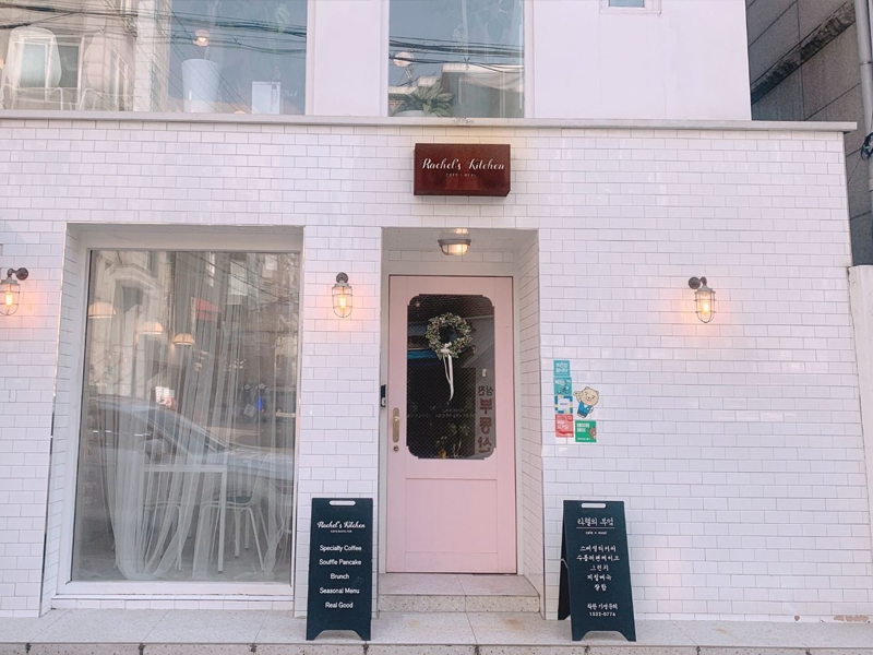 ホンデ入口駅カフェ、ホンデ入口駅、ホンデ、狎鴎亭、アックジョン、カフェ、韓国、韓国カフェ、ピンクカフェ、韓国ピンクカフェ、可愛いカフェ、韓国ピンク、デザートカフェ、ソウルカフェ、ソウル、雰囲気の良いカフェ、ケーキ、オシャレなカフェ、ロゼ、ヘリ