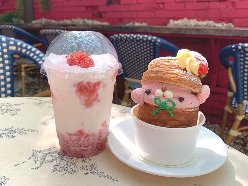 ホンデ入口駅カフェ、ホンデ入口駅、ホンデ、狎鴎亭、アックジョン、カフェ、韓国、韓国カフェ、ピンクカフェ、韓国ピンクカフェ、可愛いカフェ、韓国ピンク、デザートカフェ、ソウルカフェ、ソウル、雰囲気の良いカフェ、ケーキ、オシャレなカフェ、ロゼ、ヘリ