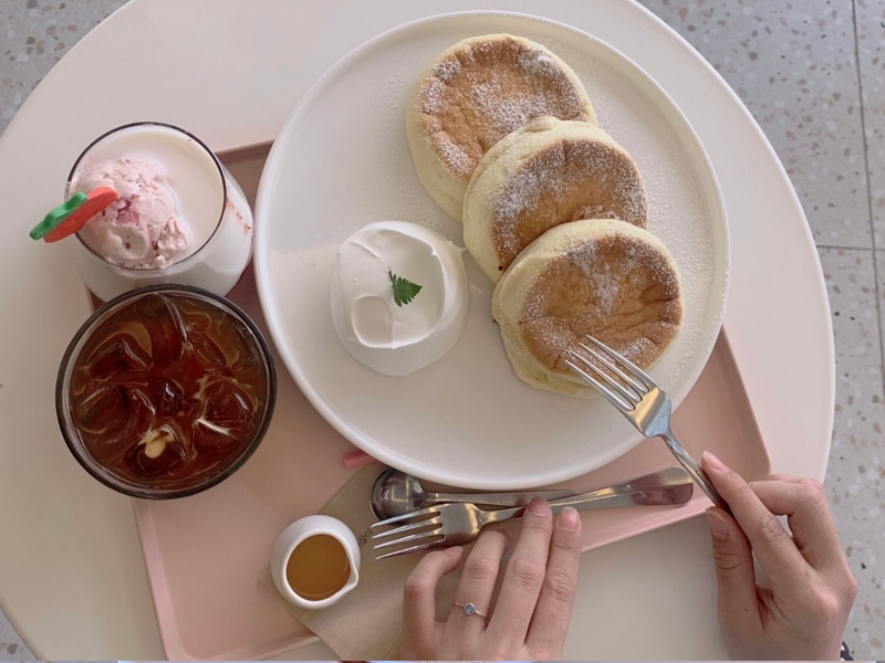 ホンデ入口駅カフェ、ホンデ入口駅、ホンデ、狎鴎亭、アックジョン、カフェ、韓国、韓国カフェ、ピンクカフェ、韓国ピンクカフェ、可愛いカフェ、韓国ピンク、デザートカフェ、ソウルカフェ、ソウル、雰囲気の良いカフェ、ケーキ、オシャレなカフェ、ロゼ、ヘリ