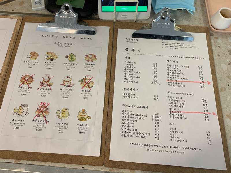 ホンデ入口駅カフェ、ホンデ入口駅、ホンデ、狎鴎亭、アックジョン、カフェ、韓国、韓国カフェ、ピンクカフェ、韓国ピンクカフェ、可愛いカフェ、韓国ピンク、デザートカフェ、ソウルカフェ、ソウル、雰囲気の良いカフェ、ケーキ、オシャレなカフェ、ロゼ、ヘリ