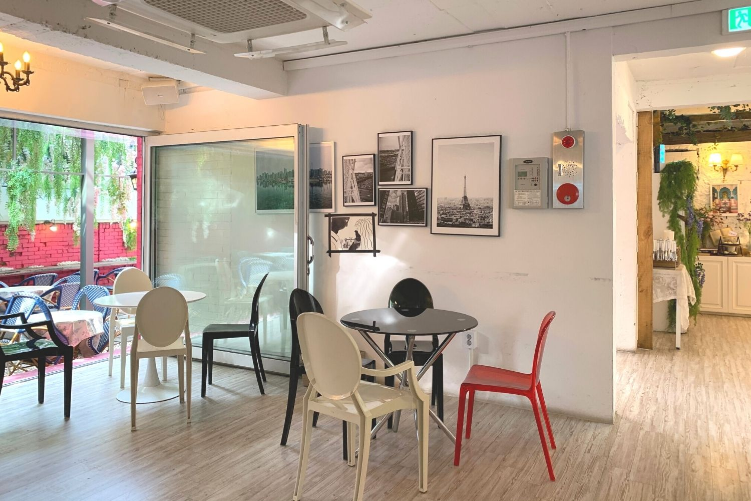 ホンデ入口駅カフェ、ホンデ入口駅、ホンデ、狎鴎亭、アックジョン、カフェ、韓国、韓国カフェ、ピンクカフェ、韓国ピンクカフェ、可愛いカフェ、韓国ピンク、デザートカフェ、ソウルカフェ、ソウル、雰囲気の良いカフェ、ケーキ、オシャレなカフェ、ロゼ、ヘリ