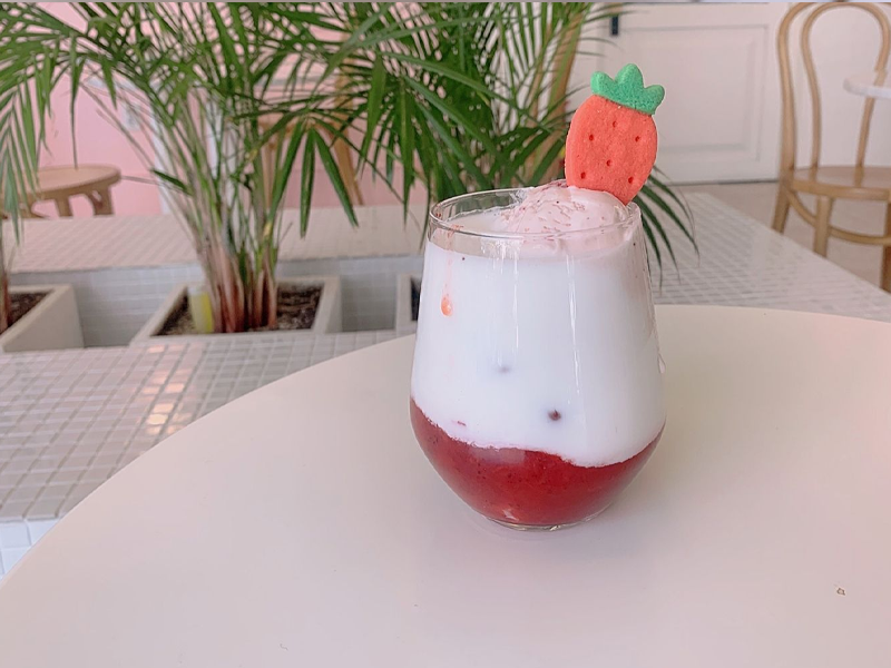 ホンデ入口駅カフェ、ホンデ入口駅、ホンデ、狎鴎亭、アックジョン、カフェ、韓国、韓国カフェ、ピンクカフェ、韓国ピンクカフェ、可愛いカフェ、韓国ピンク、デザートカフェ、ソウルカフェ、ソウル、雰囲気の良いカフェ、ケーキ、オシャレなカフェ、ロゼ、ヘリ