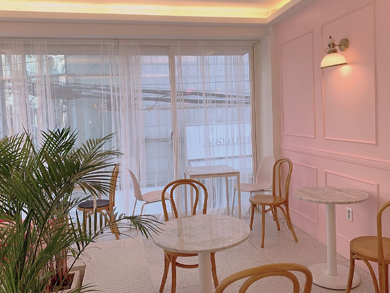 ホンデ入口駅カフェ、ホンデ入口駅、ホンデ、狎鴎亭、アックジョン、カフェ、韓国、韓国カフェ、ピンクカフェ、韓国ピンクカフェ、可愛いカフェ、韓国ピンク、デザートカフェ、ソウルカフェ、ソウル、雰囲気の良いカフェ、ケーキ、オシャレなカフェ、ロゼ、ヘリ