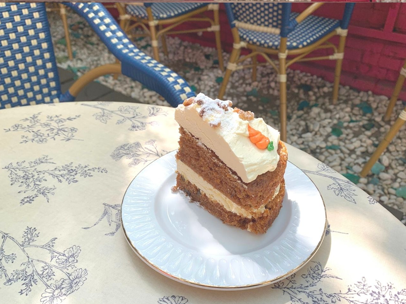 ホンデ入口駅カフェ、ホンデ入口駅、ホンデ、狎鴎亭、アックジョン、カフェ、韓国、韓国カフェ、ピンクカフェ、韓国ピンクカフェ、可愛いカフェ、韓国ピンク、デザートカフェ、ソウルカフェ、ソウル、雰囲気の良いカフェ、ケーキ、オシャレなカフェ、ロゼ、ヘリ