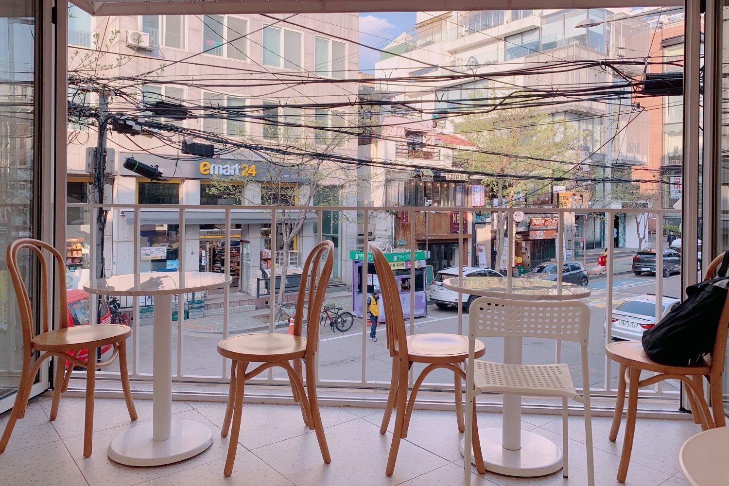 ghế ngồi gần cửa ở Rachel's Kitchen Hongdae