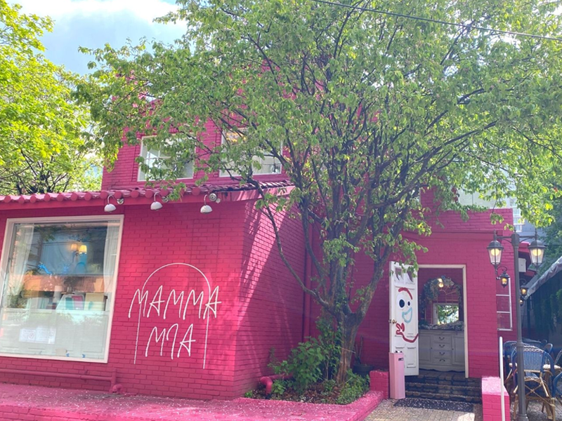 ホンデ入口駅カフェ、ホンデ入口駅、ホンデ、狎鴎亭、アックジョン、カフェ、韓国、韓国カフェ、ピンクカフェ、韓国ピンクカフェ、可愛いカフェ、韓国ピンク、デザートカフェ、ソウルカフェ、ソウル、雰囲気の良いカフェ、ケーキ、オシャレなカフェ、ロゼ、ヘリ