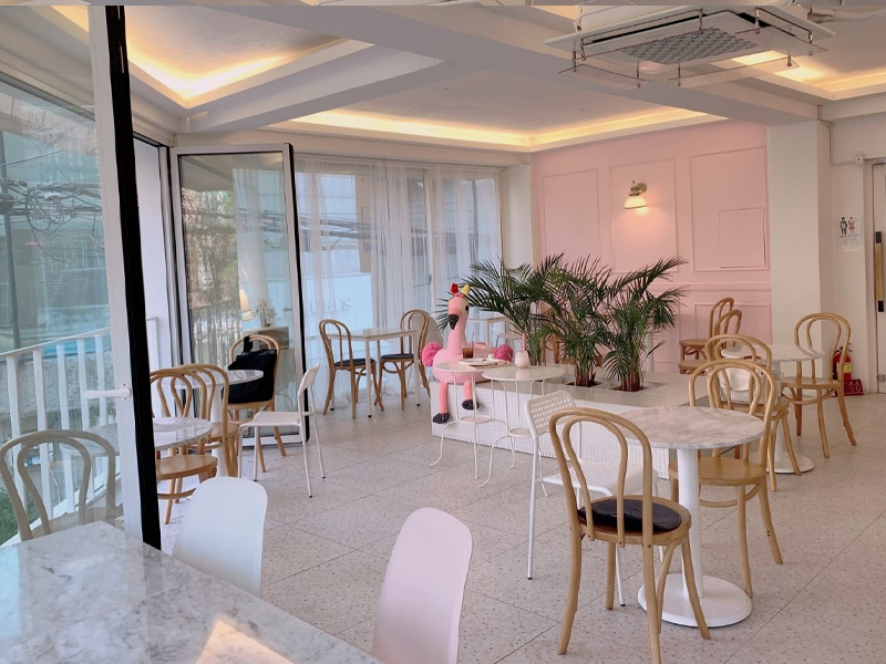 ホンデ入口駅カフェ、ホンデ入口駅、ホンデ、狎鴎亭、アックジョン、カフェ、韓国、韓国カフェ、ピンクカフェ、韓国ピンクカフェ、可愛いカフェ、韓国ピンク、デザートカフェ、ソウルカフェ、ソウル、雰囲気の良いカフェ、ケーキ、オシャレなカフェ、ロゼ、ヘリ