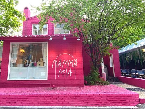 mamma mia cafe Apgujeong exterior pink
