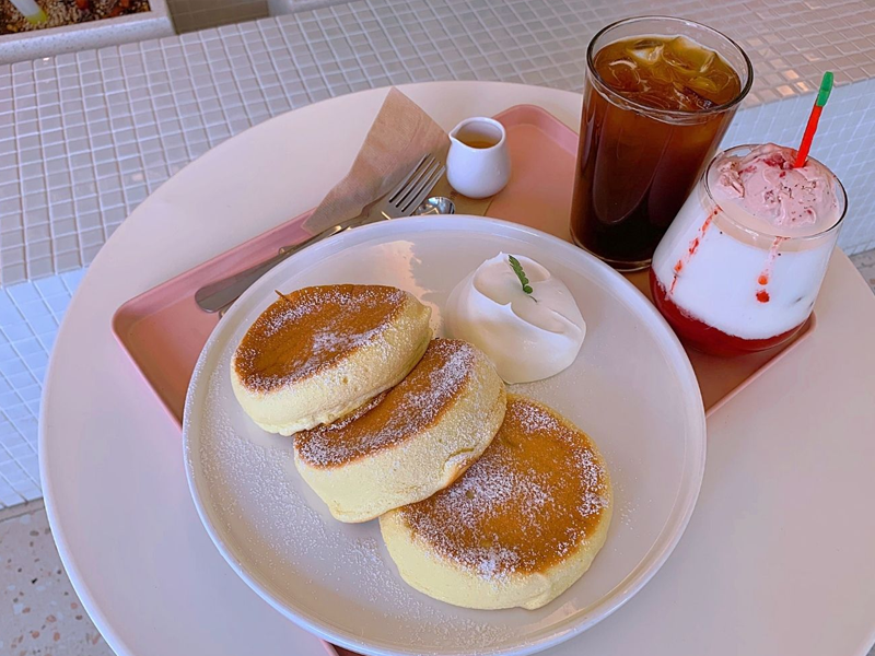 ホンデ入口駅カフェ、ホンデ入口駅、ホンデ、狎鴎亭、アックジョン、カフェ、韓国、韓国カフェ、ピンクカフェ、韓国ピンクカフェ、可愛いカフェ、韓国ピンク、デザートカフェ、ソウルカフェ、ソウル、雰囲気の良いカフェ、ケーキ、オシャレなカフェ、ロゼ、ヘリ