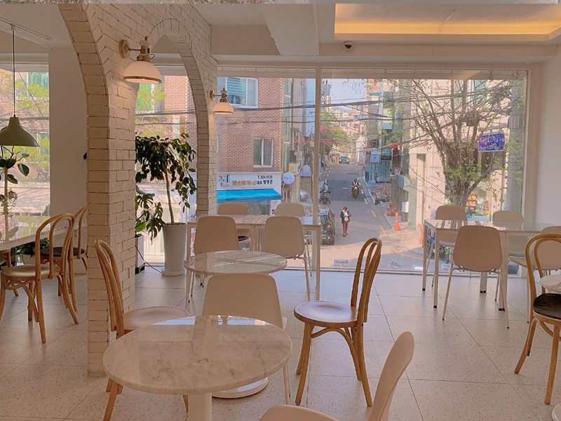 ホンデ入口駅カフェ、ホンデ入口駅、ホンデ、狎鴎亭、アックジョン、カフェ、韓国、韓国カフェ、ピンクカフェ、韓国ピンクカフェ、可愛いカフェ、韓国ピンク、デザートカフェ、ソウルカフェ、ソウル、雰囲気の良いカフェ、ケーキ、オシャレなカフェ、ロゼ、ヘリ