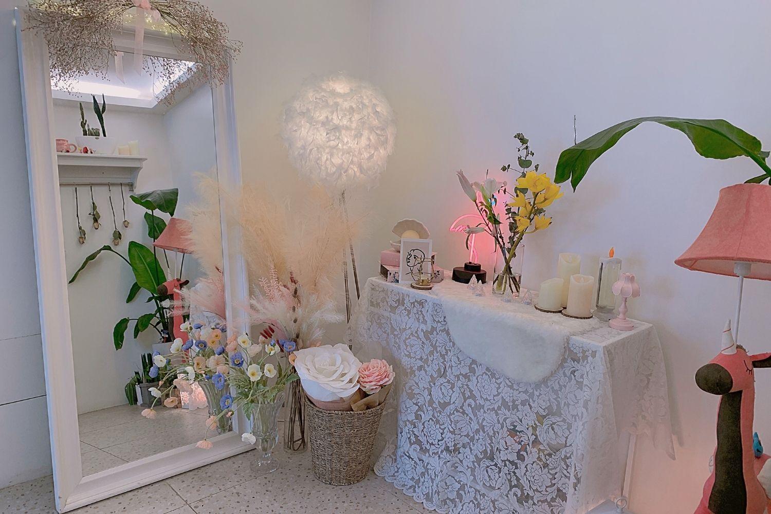 흰색과 핑크 톤의 깔끔한 카페 내부 인테리어, 사랑스러운 대형 플라밍고 장식