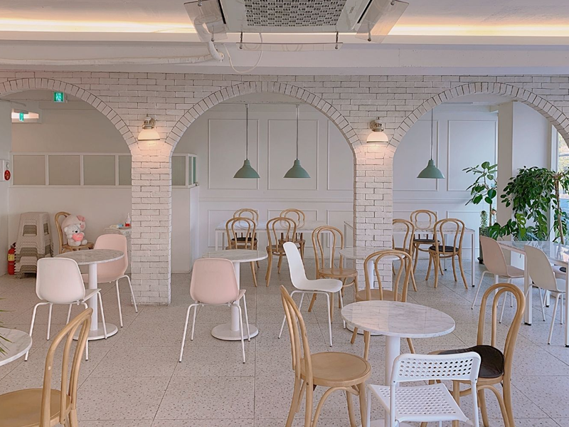 ホンデ入口駅カフェ、ホンデ入口駅、ホンデ、狎鴎亭、アックジョン、カフェ、韓国、韓国カフェ、ピンクカフェ、韓国ピンクカフェ、可愛いカフェ、韓国ピンク、デザートカフェ、ソウルカフェ、ソウル、雰囲気の良いカフェ、ケーキ、オシャレなカフェ、ロゼ、ヘリ